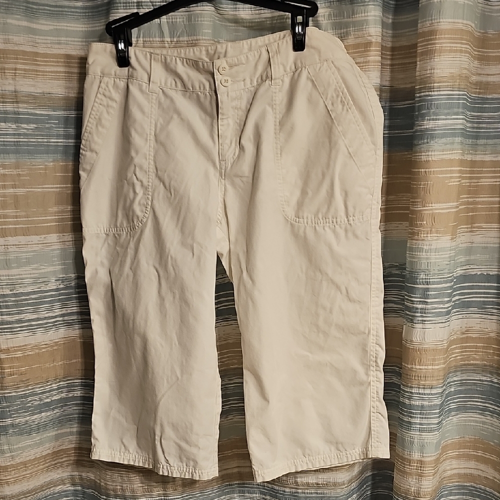 Patagonia Women's Organic Cotton  Bermuda Capri White Walking Shorts